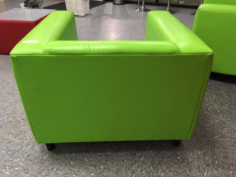 lot 23 image: GREEN LOUNGE CHAIR