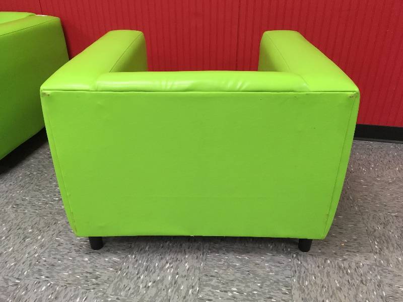 lot 24 image: GREEN LOUNGE CHAIR