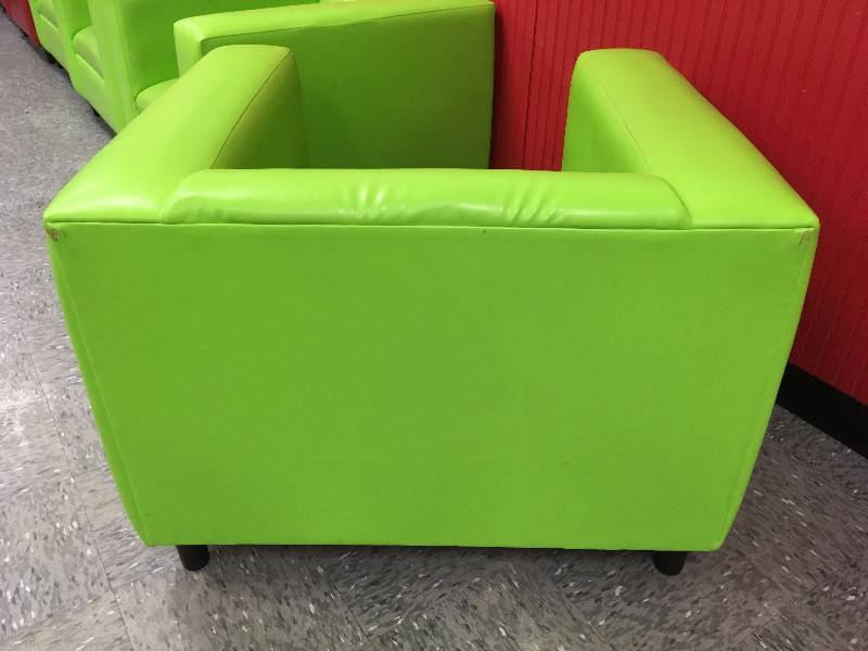 lot 25 image: GREEN LOUNGE CHAIR