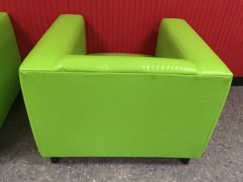 lot 26 image: GREEN LOUNGE CHAIR