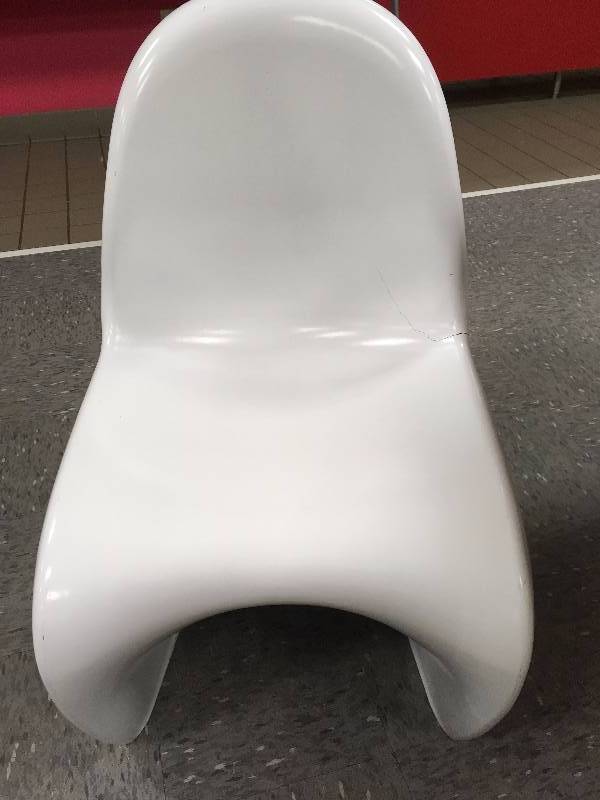 lot 31 image: HEAVY DUTY PLASTIC TABLE AND CHAIRS