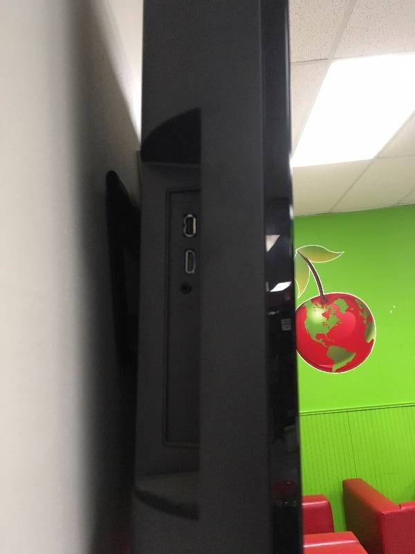lot 5 image: 46 INCH SONY FLAT SCREEN TELEVISION WITH WALL MOUNT AND REMOTE