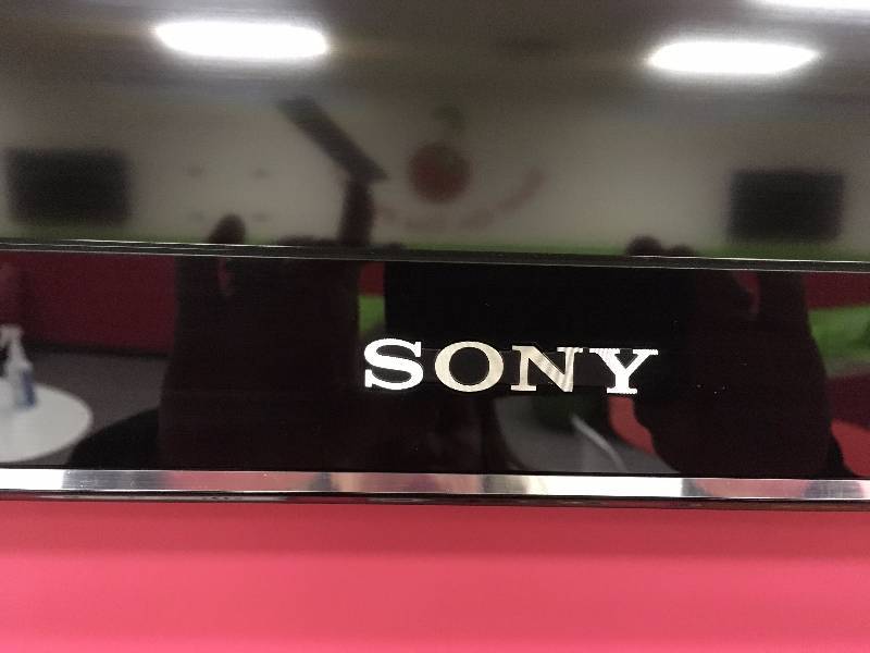 lot 6 image: 46 INCH SONY FLAT SCREEN TELEVISION WITH WALL MOUNT AND REMOTE