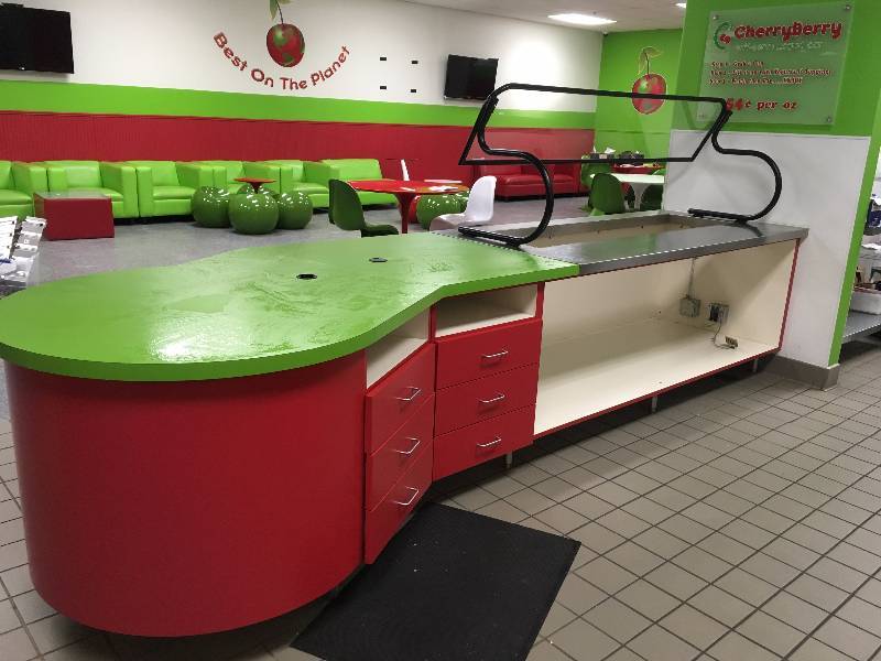 lot 7 image: COMMERCIAL SERVICE COUNTER WITH A SPACE FOR A COLD BAR
