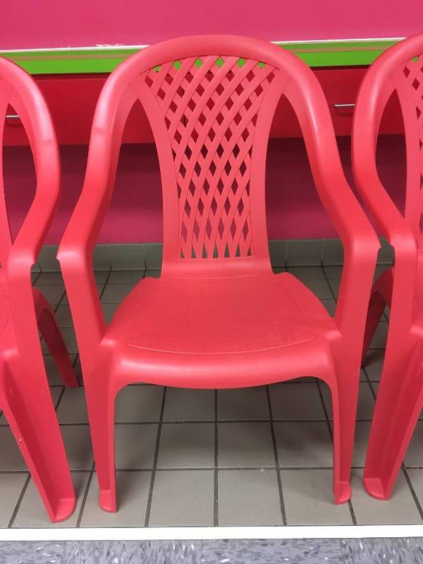 lot 42 image: HEAVY PLASTIC LOUNGE CHAIRS