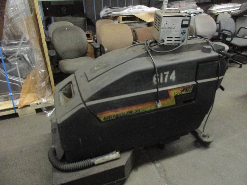 lot 19 image: NSS Wrangler 33 Floor Scrubber