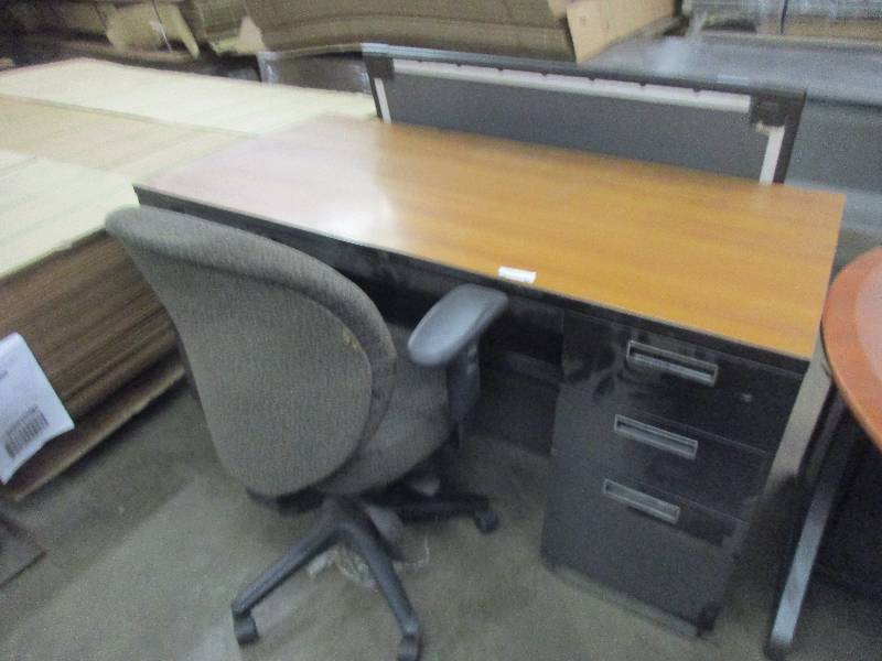 lot 36 image: Desk & Chair