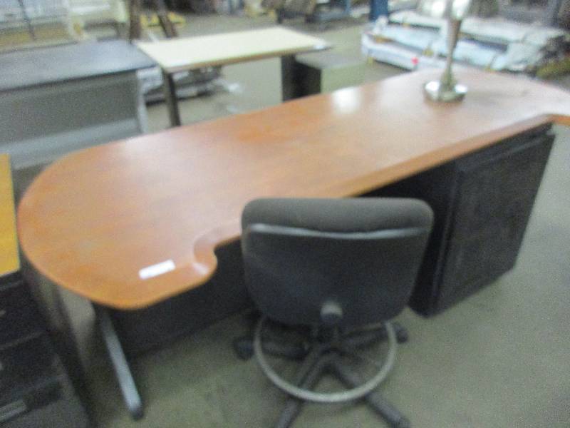 lot 37 image: Desk & Chair