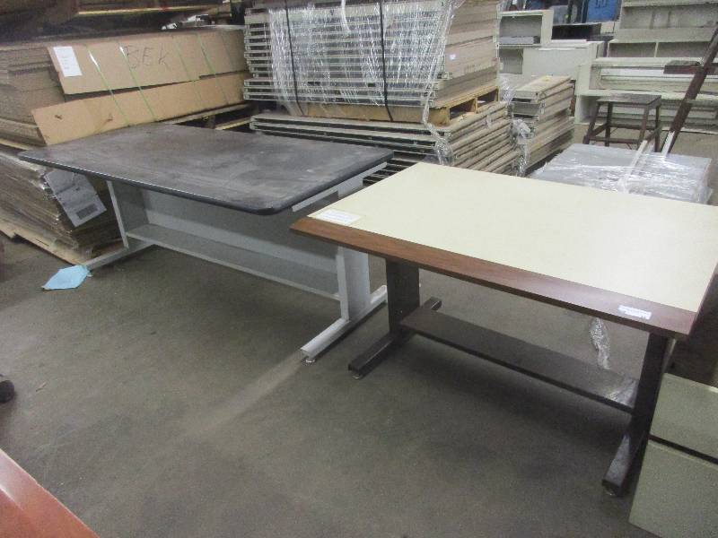 lot 39 image: 2 Desks and a cabinet