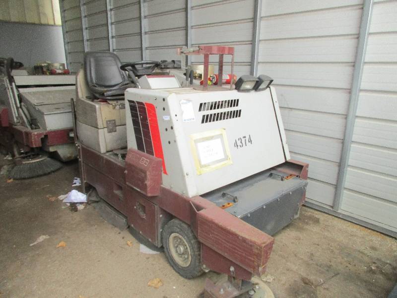 lot 6 image: Ride On Sweeper