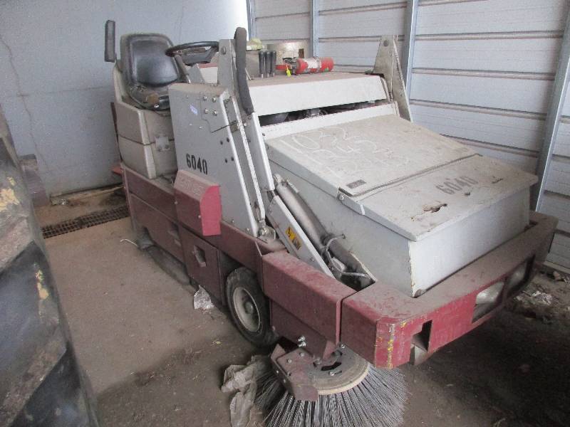 lot 7 image: Ride On Sweeper