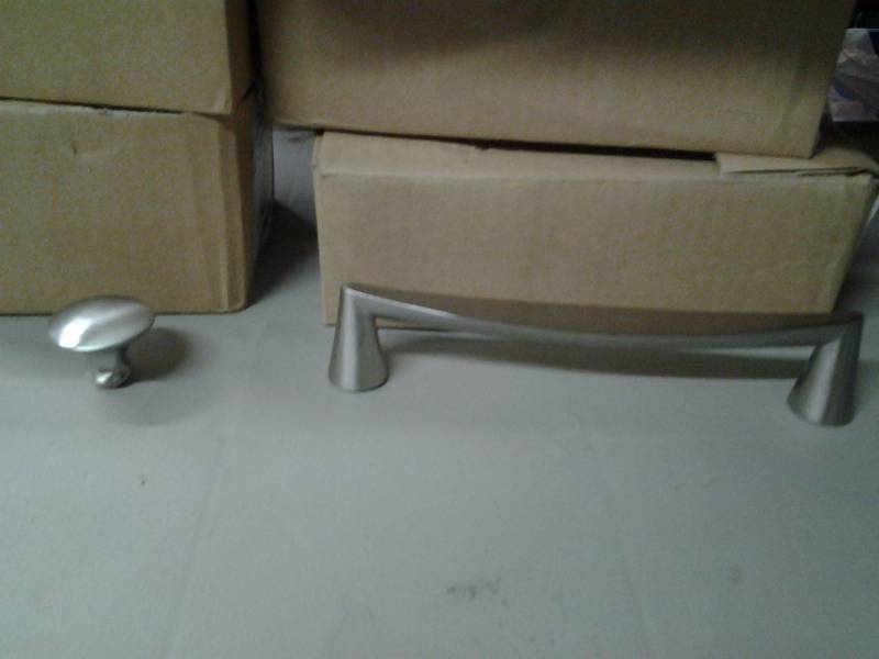 lot 30 image: 13- Long Handles, 18- Knobs