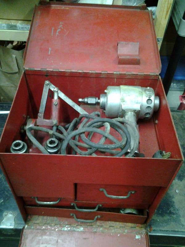 lot 35 image: Portable Valve Grinder Knockout Tool With Chest