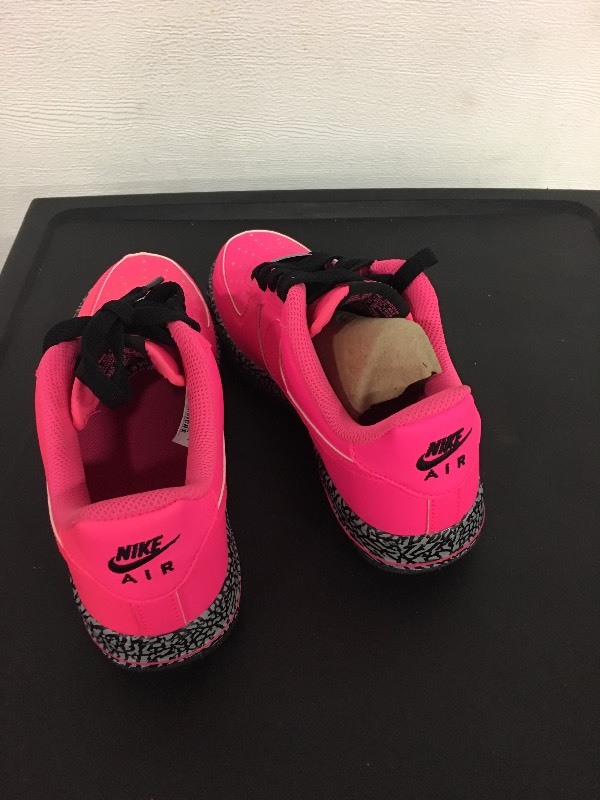Nike Size 5.5 youth pinkblack