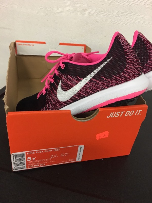 Nike Flex Fury - Size 5Y