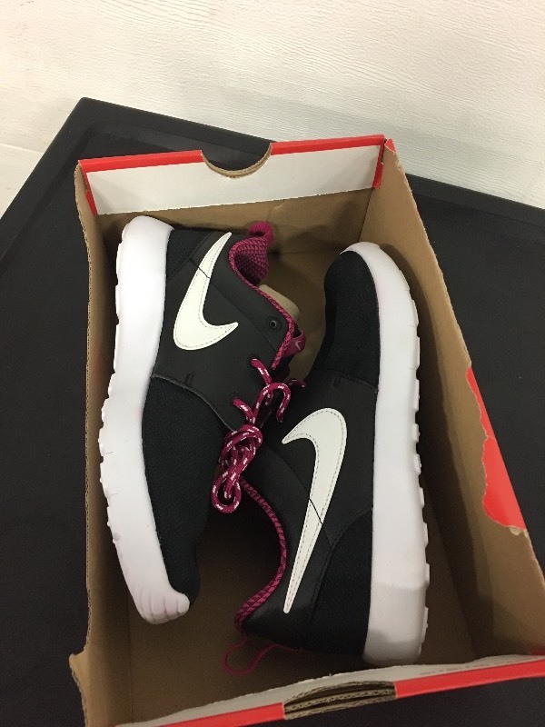 Nike Roshe - Size 3Y