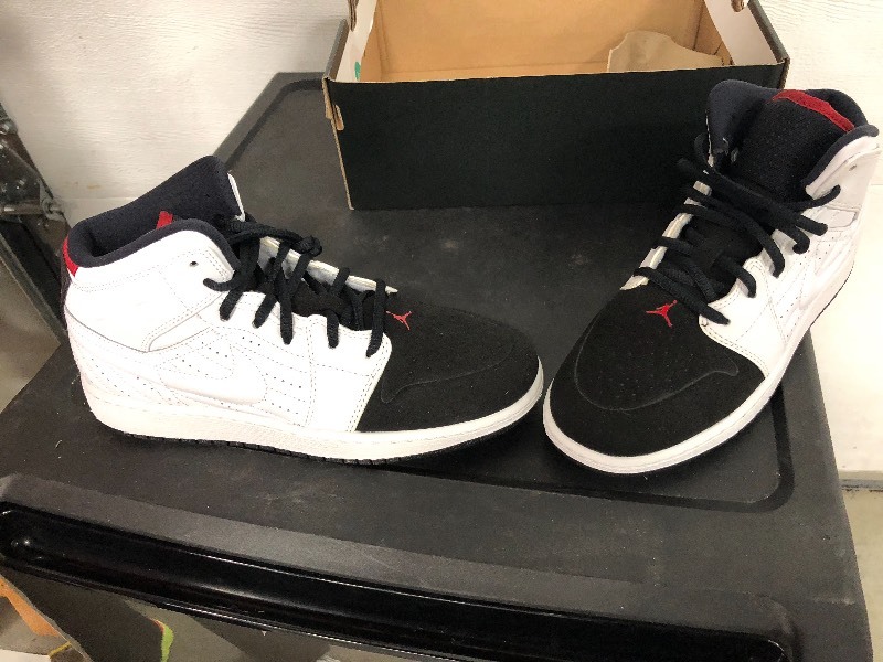 Air Jordan - Size 6