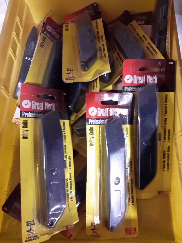lot 72 image: 19,  Great Neck Utility knives