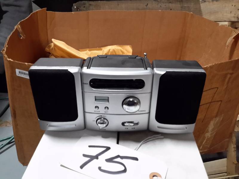 lot 75 image: 9 portable AMFM radios