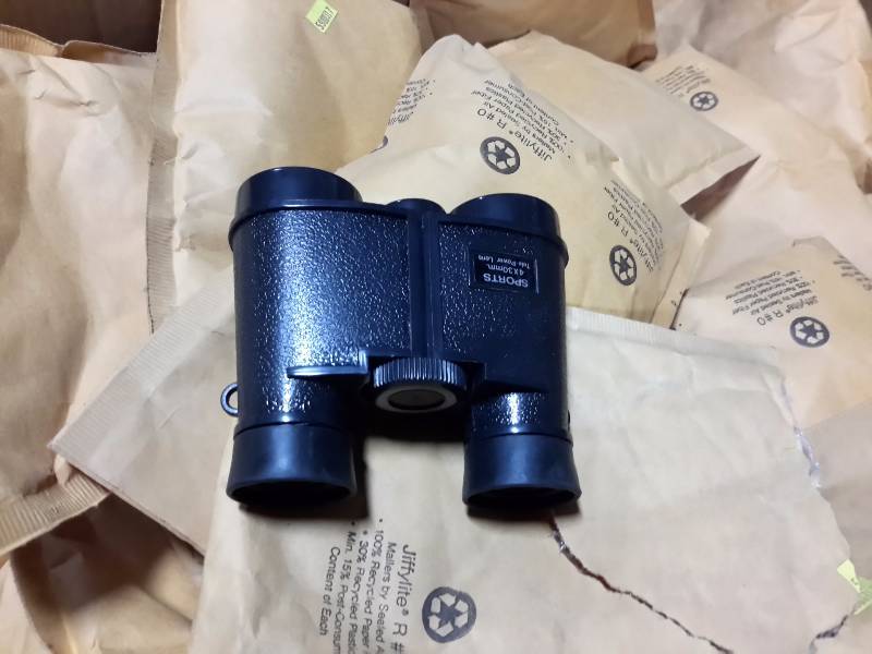 lot 76 image: 30, 4x30 plastic binoculars