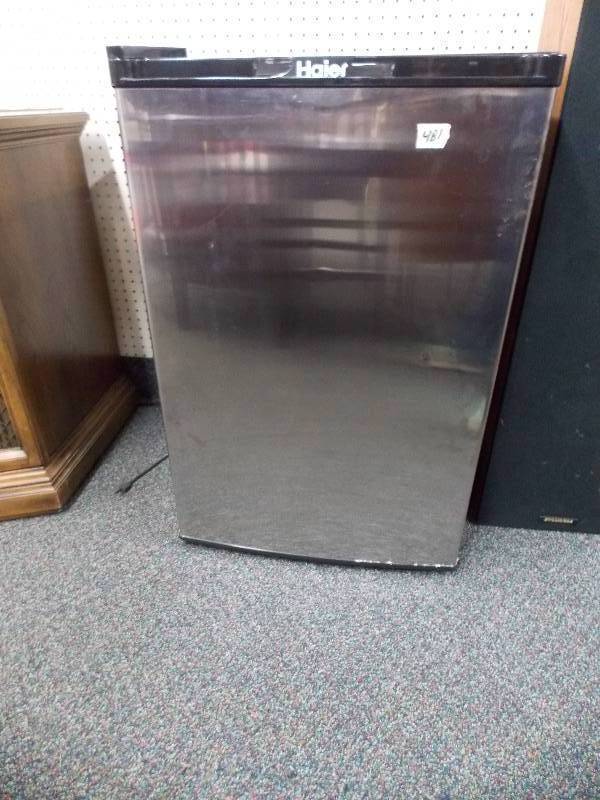 lot 3 image: Haeir Mini Fridge