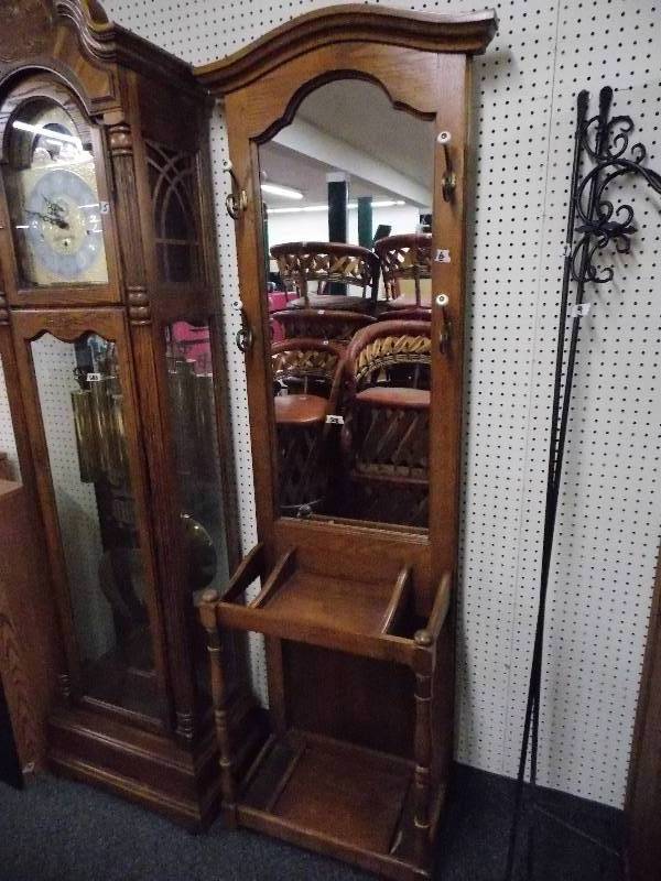 lot 6 image: Oak Mirrored Hall Tree