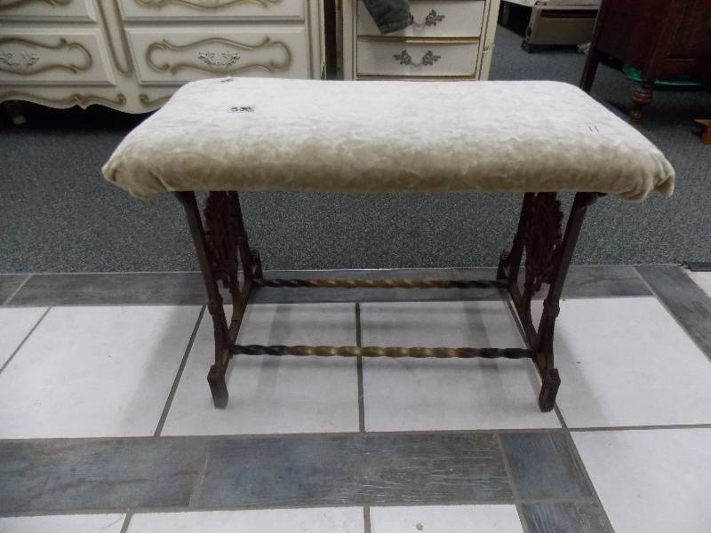lot 11 image: Vintage Metal Piano Bench