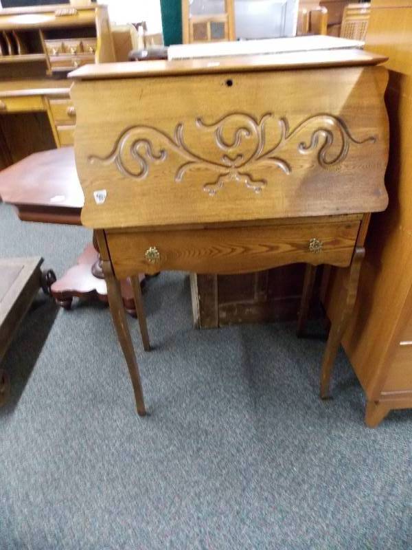 lot 15 image: Oak Writers Desk