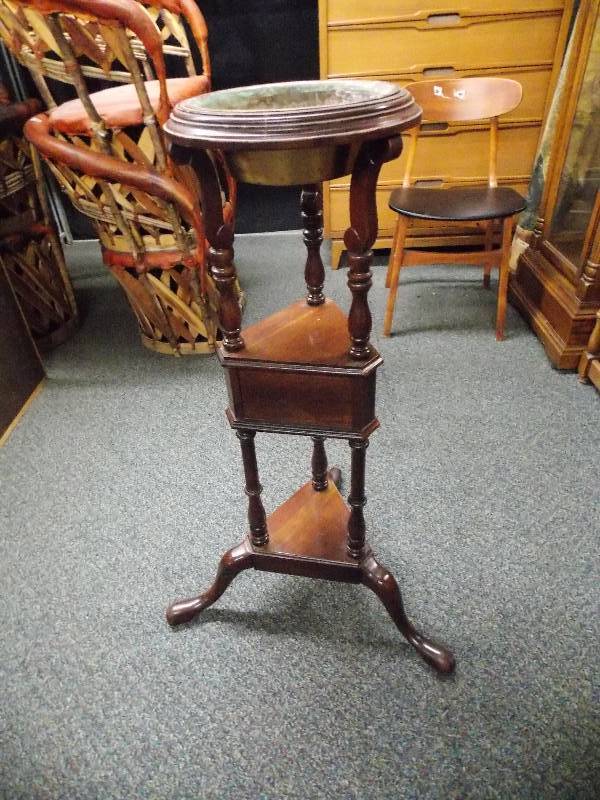 lot 35 image: Nice Vintage Plant Stand