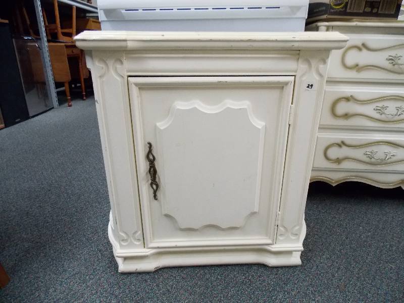 lot 29 image: Antique White Foyer Cabinet