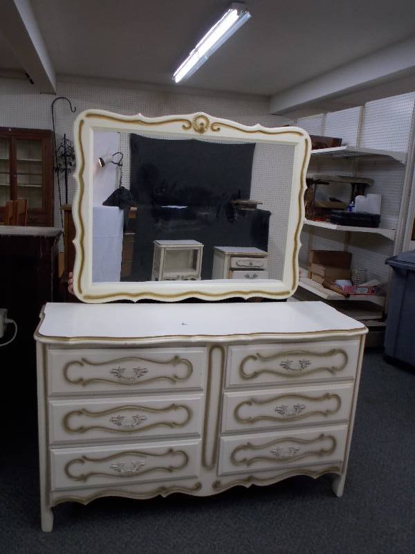 lot 46 image: Antique White Gold Trim 6 Drawer DresserMirror