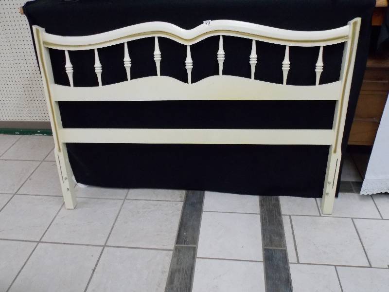 lot 47 image: Antique White Gold Trim Head Board