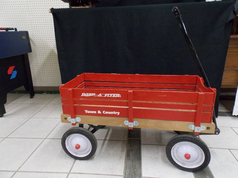 lot 51 image: Radio Flyer Pull Wagon