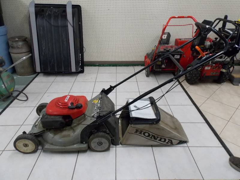lot 58 image: Honda 21 Lawn Mower