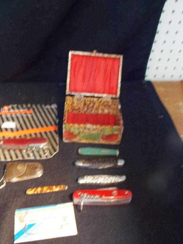lot 91 image: 6 Pocket Knives with Extras