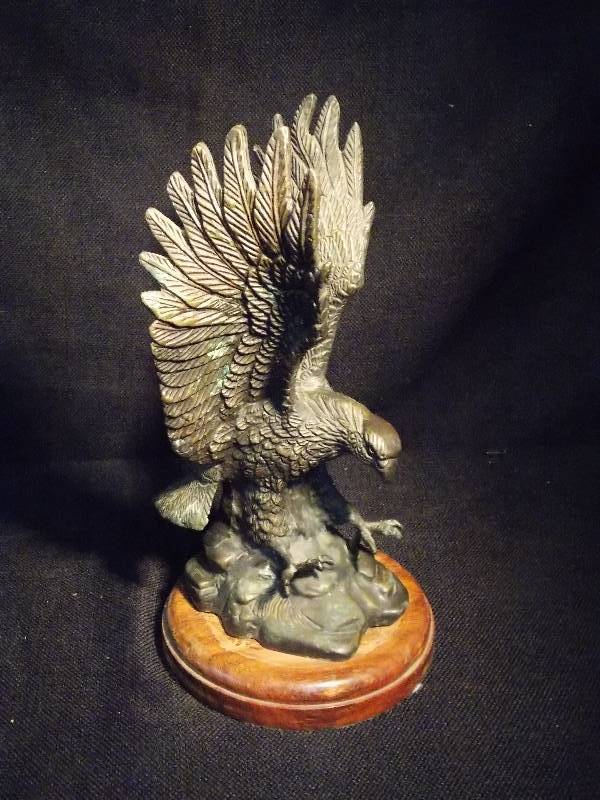 lot 96 image: Nice 11 Tall Eagle Statue