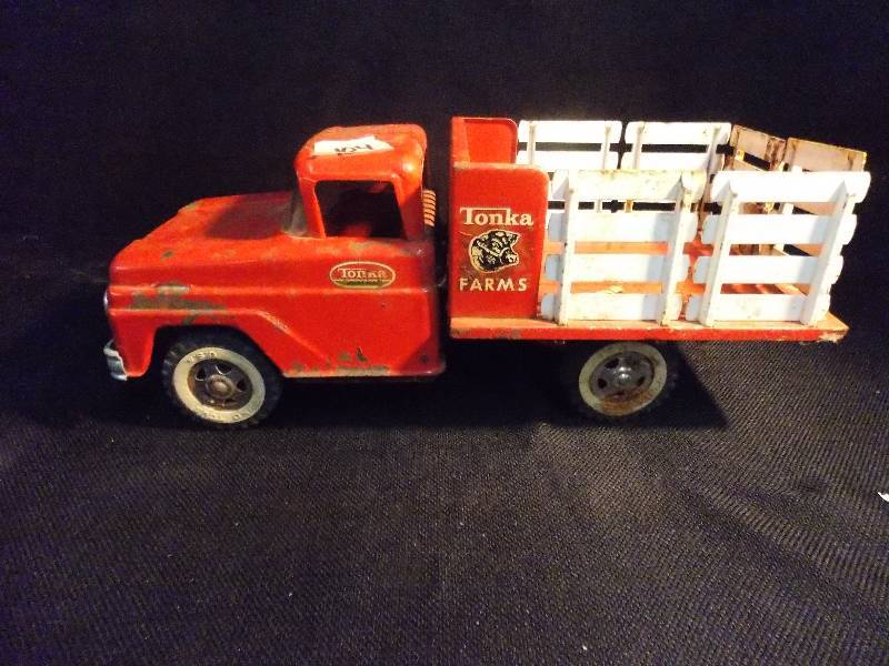 lot 104 image: Tonka Farms Red Metal Truck