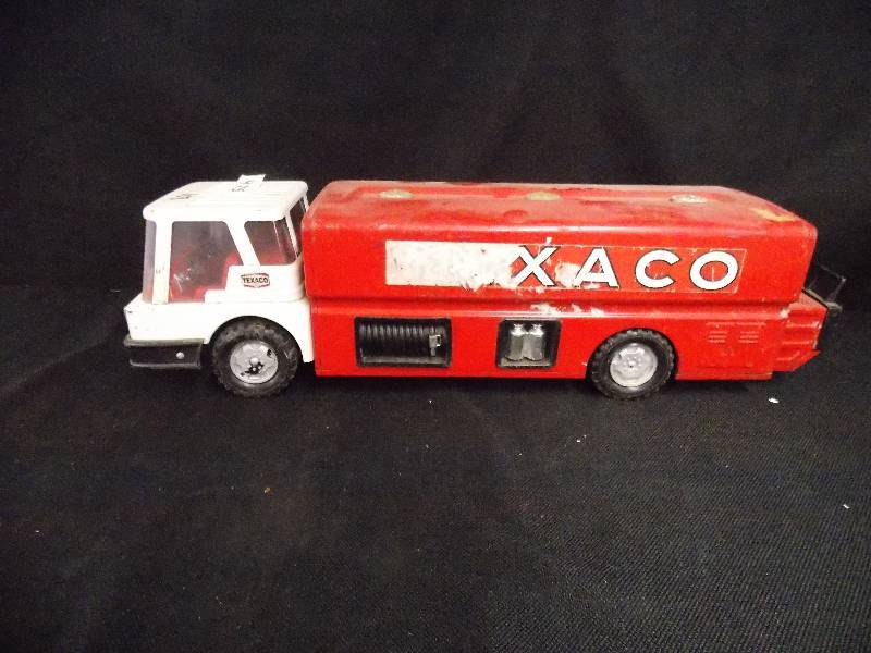 lot 108 image: Texaco Gas Red Truck Brown & Bigelow