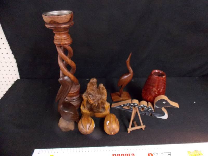 lot 113 image: Lot of 8 Wood Home Dcor Items