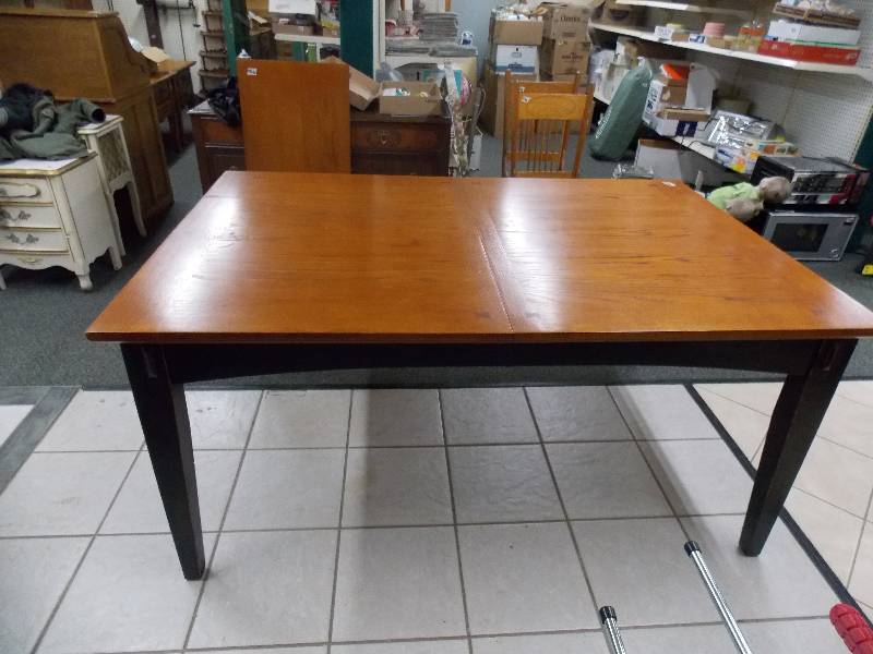 lot 116 image: Farmers Table & Leaf