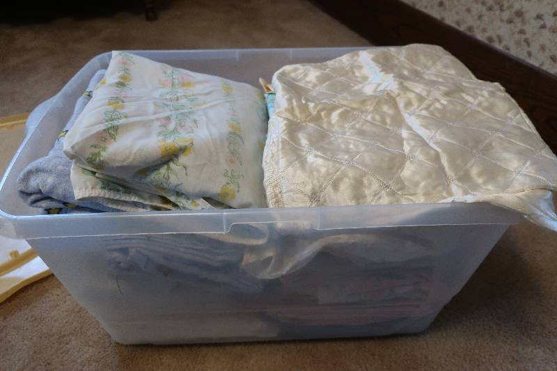 TOTE OF VINTAGE SHEETS AND PILLOWCASES