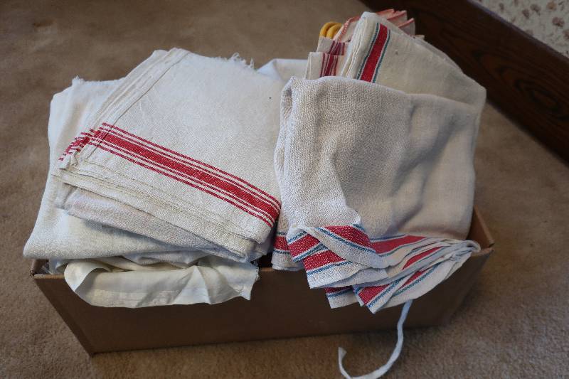 BOX OF VINTAGE KITCHEN TOWELS AND LINENS