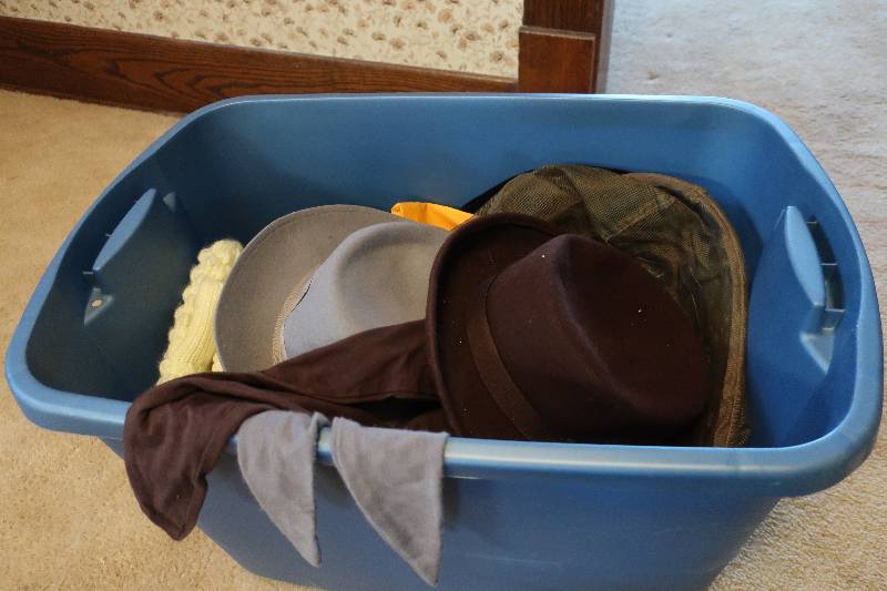 TOTE OF VINTAGE HATS, GLOVES, ECT.