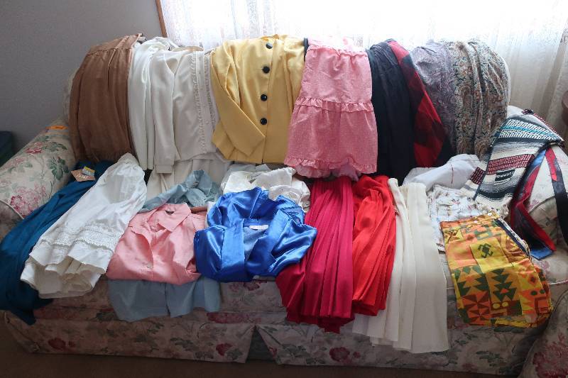 BIG LOT OF VINTAGE WOMENS CLOTHING, DRESSES, SKIRTS, BLOUSES, ECT