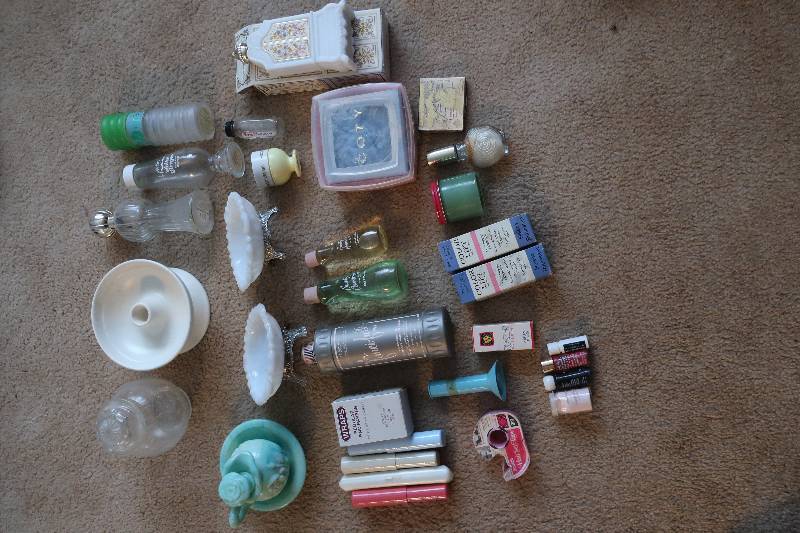 VINTAGE WOMENS BATH ACCESSORIES