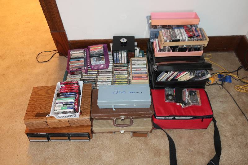 HUGE LOT OF 100S OF CASSETTE TAPES, MANY COUNTRY