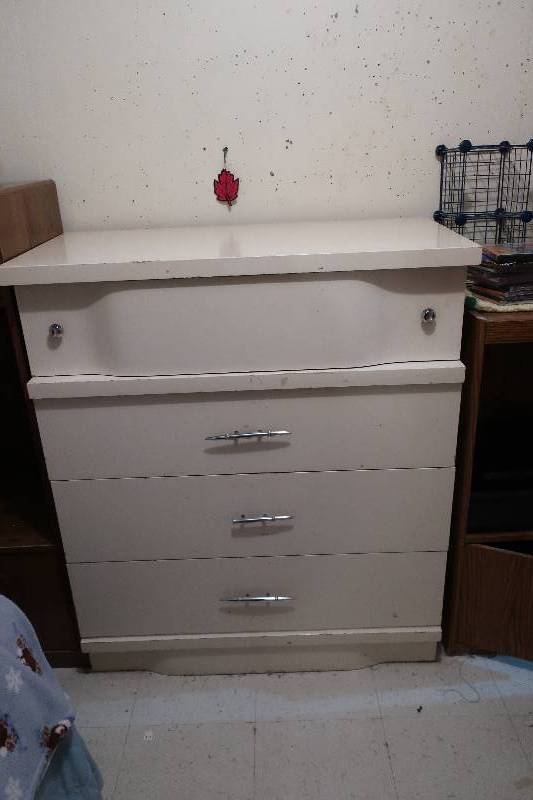 VINTAGE CHEST OF DRAWERS