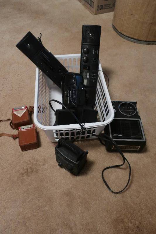 LOT OF SMALL RADIOS