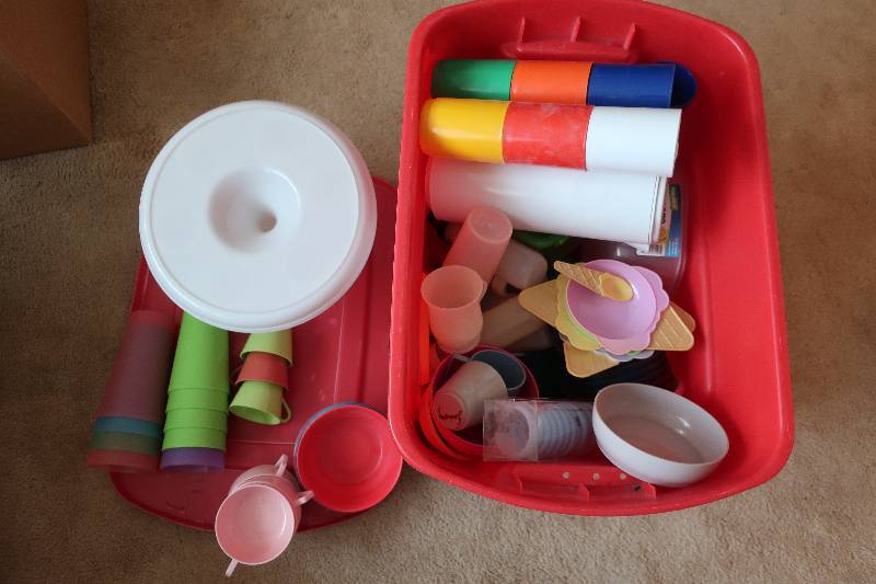 TUPPERWARE AND MISC LOT OF PLASTIC WARE