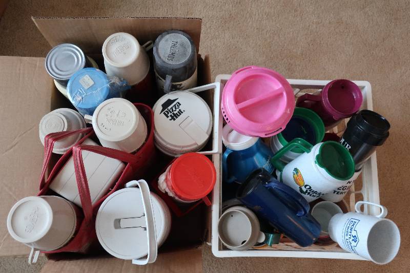 MISC PLASTIC TRAVEL MUGS AND BOX OF VINTAGE THERMOS